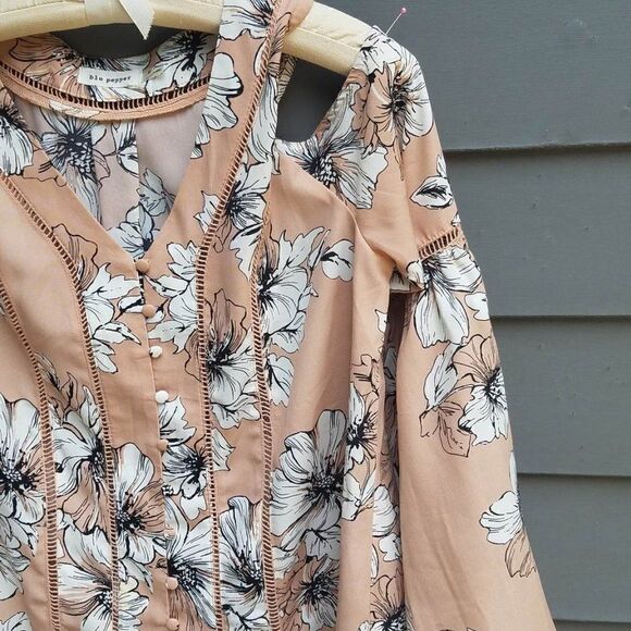 Blu Pepper Pinkish Beige Open Shoulder Boho floral Top Size Medium - Picture 7 of 10